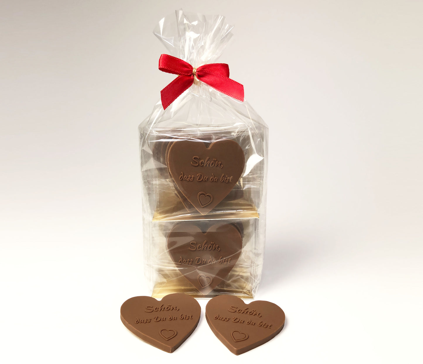 Gastgeschenke Schokoladenherzen - 12 St. aus Vollmilch-Schokolade - 'Schön, dass du da bist' für Gastfreundschaft und besondere Anlässe, Tischdekoration oder Torten-Verzierung